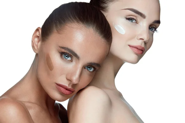 Gelaatsverzorging. Mooie vrouwen gezichten met verse natuurlijke make-up — Stockfoto