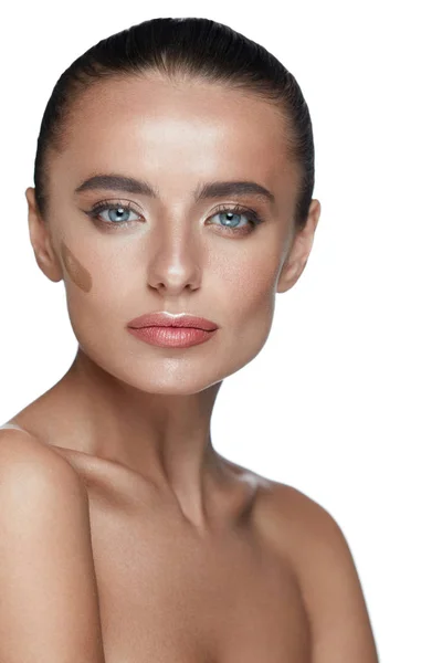 Beauté Femme Visage. Jeune femme avec crème contouring sur le visage — Photo