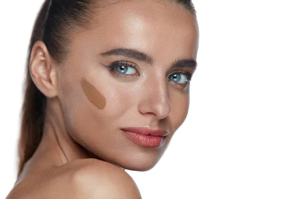 Skönhet kvinna ansikte. Ung kvinna med Contouring Cream på ansikte — Stockfoto