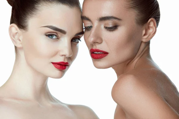 Maquillaje de moda. Mujeres atractivas con maquillaje de moda y labios rojos —  Fotos de Stock