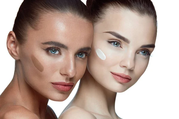 Hudvård för ansiktet. Vackra kvinnor ansikten med färska naturliga Makeup — Stockfoto