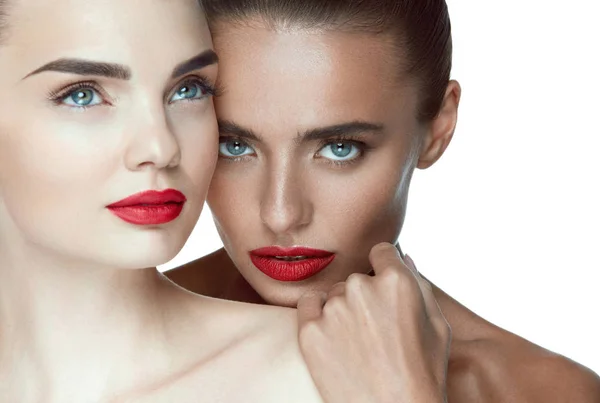 Maquillaje de moda. Mujeres atractivas con maquillaje de moda y labios rojos —  Fotos de Stock