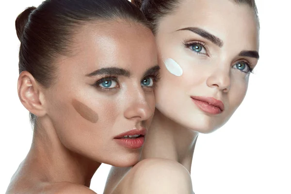 Gesichtspflege. schöne Frauen mit Foundation und natürlichem Make-up — Stockfoto