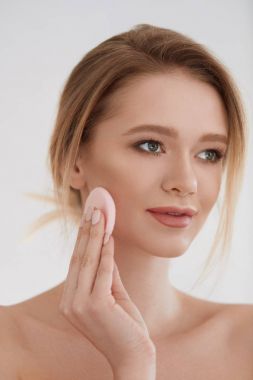 Yüz Güzellik. Kozmetik Puff kuru Vakfı koyarak kullanan kız