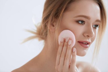 Yüz Güzellik. Kozmetik Puff kuru Vakfı koyarak kullanan kız