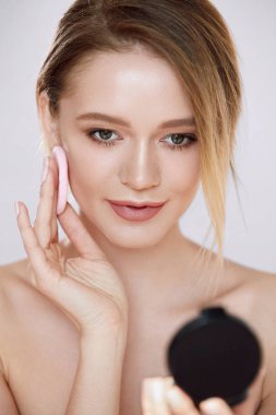 Kadın Güzellik yüz. Kadın uygulanan makyaj