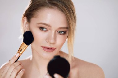 Yüz Güzellik. Kadın makyaj toz kozmetik fırça ile uygulama