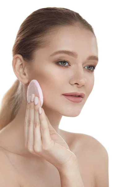 Beauty Cosmetics. Beautiful Woman Applying Powder With Puff — Stock Photo, Image