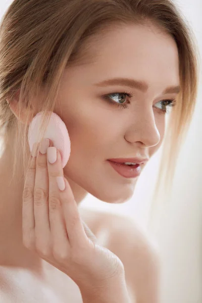 Face Beauty. Menina usando sopro cosmético colocando seco Foundation — Fotografia de Stock