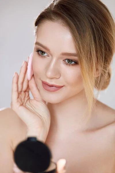 Cara de mulher beleza. Maquiagem de aplicação feminina — Fotografia de Stock