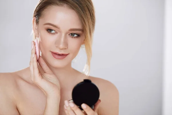 Woman Beauty Face. Female Applying Makeup — Stock Photo, Image