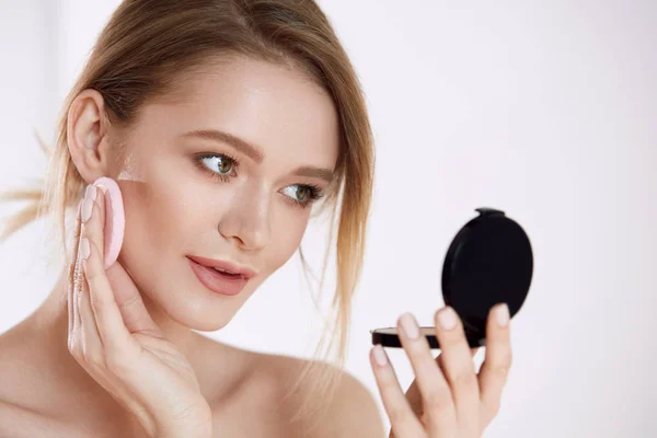 Woman Beauty Face. Female Applying Makeup — Stock Photo, Image