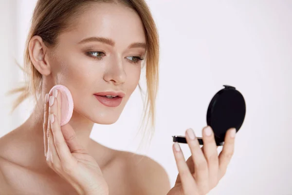 Woman Beauty Face. Female Applying Makeup — Stock Photo, Image