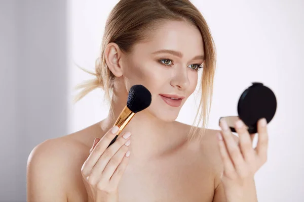 Bellezza del viso. Donna che applica la polvere di trucco con la spazzola cosmetica — Foto Stock