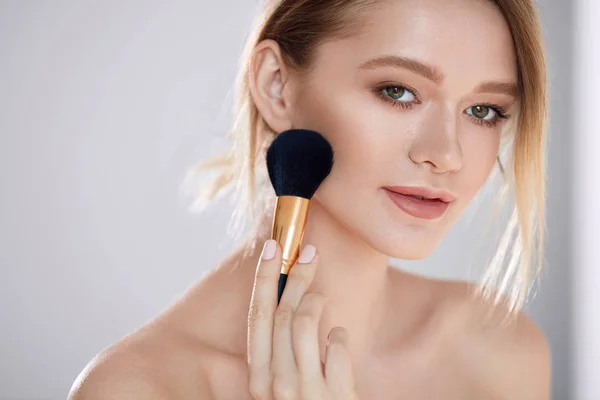 Krása tváře. Portrét ženy s přírodní make-up použití prášku — Stock fotografie