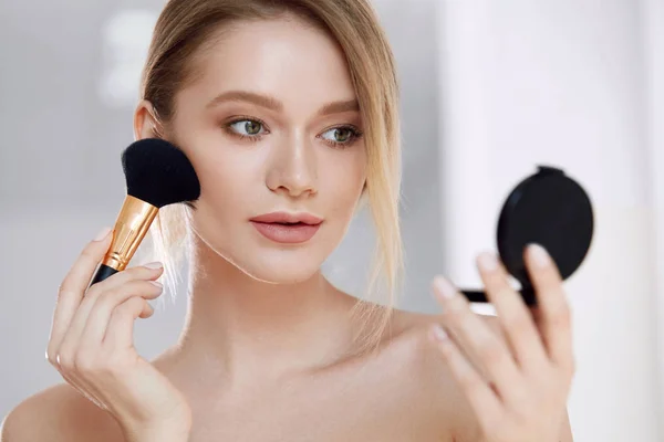 Face Cosmetic. Beautiful Girl With Natural Makeup Putting Powder — Stock Photo, Image
