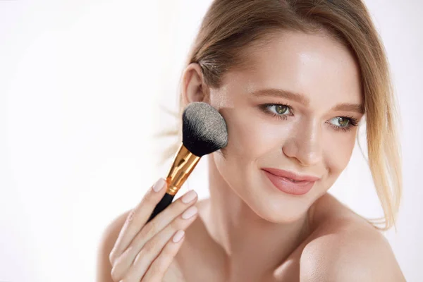 Beauty Face. Portrait Woman With Natural Makeup Applying Powder — Stock Photo, Image