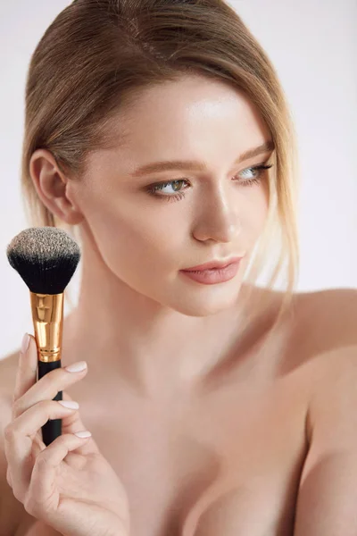 Beauty Makeup. Beautiful Young Female Model With Cosmetic Brush — Stock Photo, Image