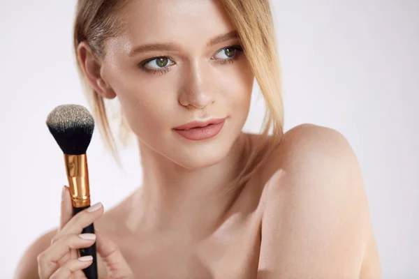 Maquillaje de belleza. Hermosa joven modelo femenino con cepillo cosmético —  Fotos de Stock