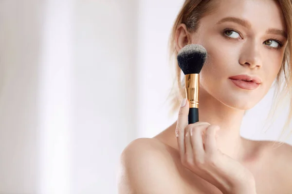 Beauty Makeup. Beautiful Young Female Model With Cosmetic Brush — Stock Photo, Image