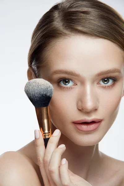 Cosmetics. Portrait Of Sexy Girl Holding Cosmetic Powder Brush — Stock Photo, Image