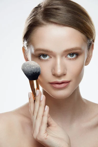 Cosmetics. Portrait Of Sexy Girl Holding Cosmetic Powder Brush — Stock Photo, Image