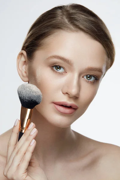 Cosméticos. Retrato de chica sexy sosteniendo cepillo de polvo cosmético —  Fotos de Stock