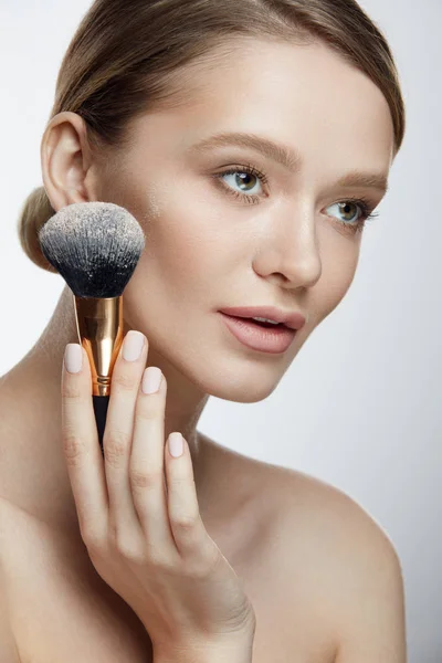 Beauty Makeup. Portrait Of Beautiful Woman With Cosmetic Brush — Stock Photo, Image