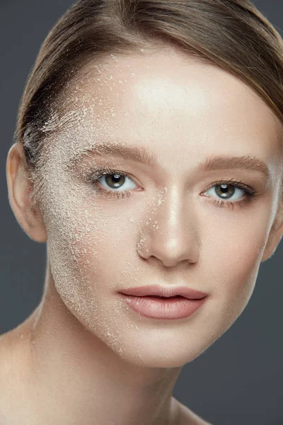 Cosmético de maquillaje de belleza. Hermosa cara de mujer con polvo suelto — Foto de Stock