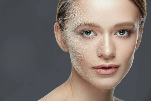 Косметический макияж. Beautiful Woman 's Face With Loose Powder — стоковое фото