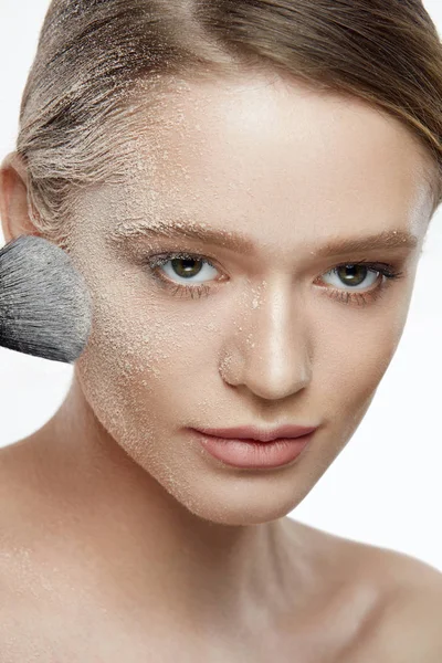 Schönheit Gesicht. schöne Frau mit Make-up-Puder und Pinsel — Stockfoto