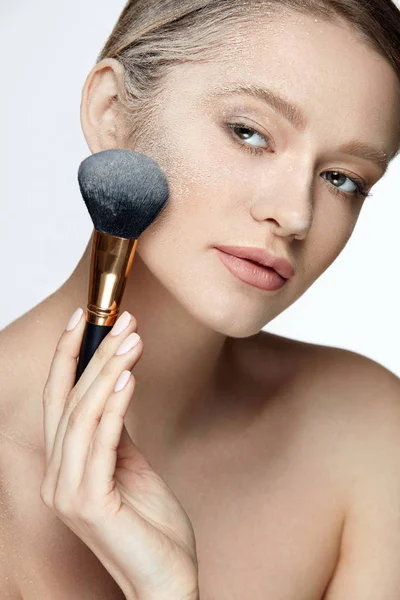 Beauty Face. Bella hembra con maquillaje en polvo y cepillo —  Fotos de Stock