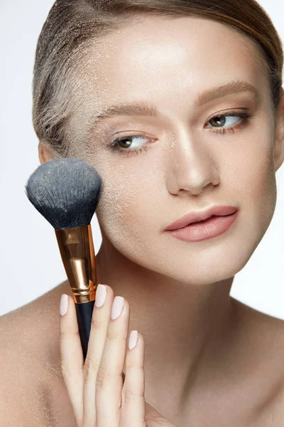 Beauty Face. Beautiful Female With Makeup Powder And Brush — Stock Photo, Image
