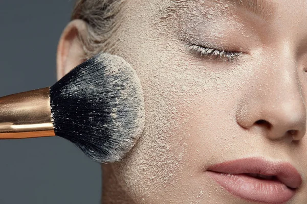 Skönhet smink. Vacker kvinna med pulver på ansikte och borste — Stockfoto