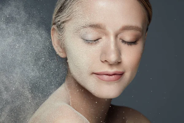 Hermosa mujer joven cubierta con polvo de maquillaje en la cara de belleza — Foto de Stock