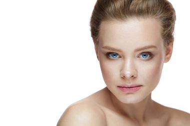 Güzellik yüz. Güzel kadın Model beyaz arka plan üzerinde poz