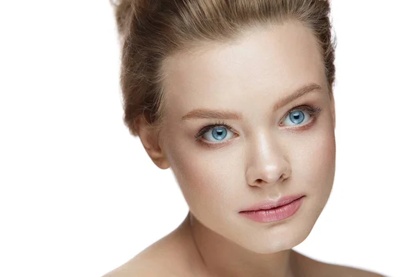 Schönheit Gesicht. schöne weibliche Modell posiert auf weißem Hintergrund — Stockfoto