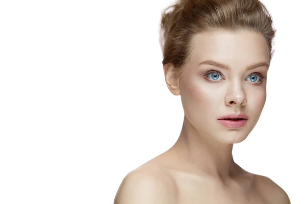 Schönheit Gesicht. schöne weibliche Modell posiert auf weißem Hintergrund — Stockfoto