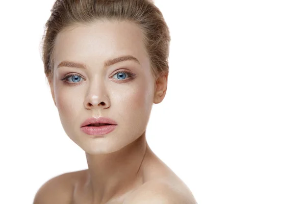 Mooie vrouw gezicht met zachte huid en professionele make-up — Stockfoto