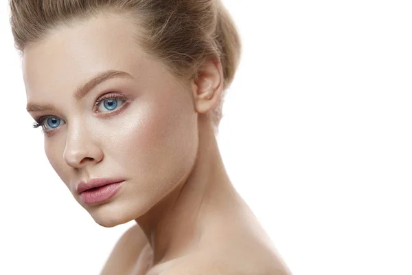Schönes Frauengesicht mit weicher Haut und professionellem Make-up — Stockfoto