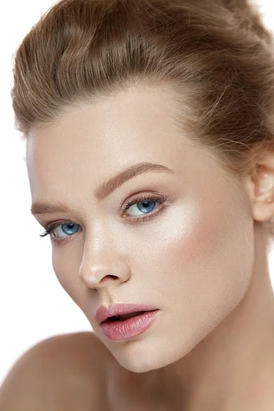Schönes Frauengesicht mit weicher Haut und professionellem Make-up — Stockfoto