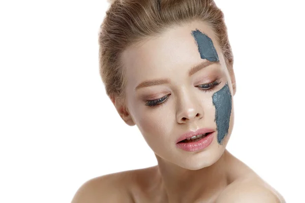 Hautpflege. junge Frau mit natürlichem Make-up und Tonmaske auf der Haut — Stockfoto