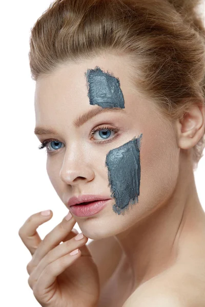 Cuidado de la piel. Mujer joven con maquillaje natural y máscara de arcilla en la piel — Foto de Stock