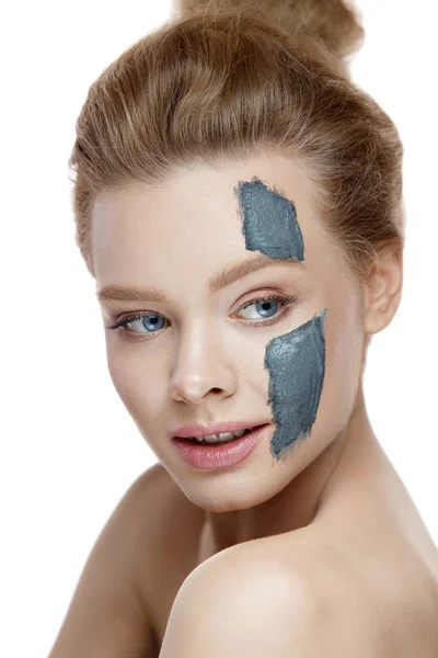 De zorg van de huid. Jonge vrouw met natuurlijke make-up en klei masker op huid — Stockfoto