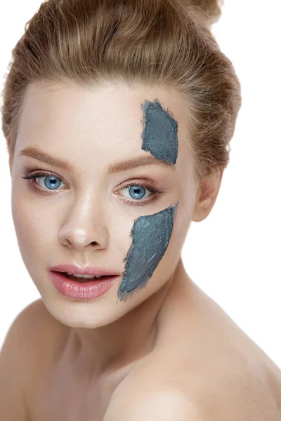 Tratamiento cosmético. Retrato de mujer hermosa con máscara de arcilla — Foto de Stock