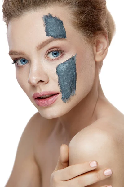 Cosmetische behandeling. Portret van mooie vrouw met klei masker — Stockfoto