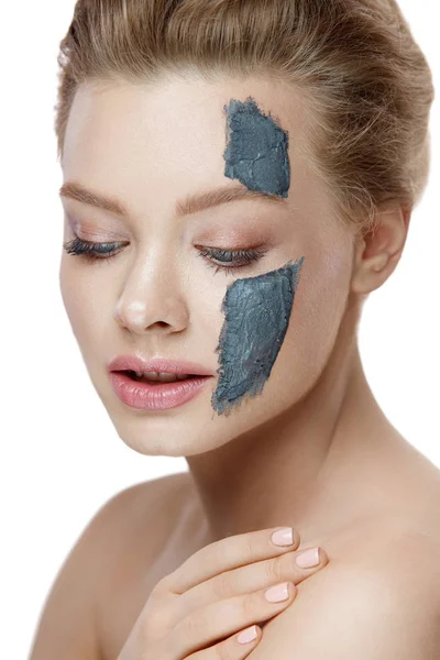 Hudvård. Ung kvinna med naturlig Makeup och lermask på hud — Stockfoto