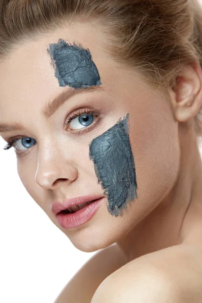 Tratamiento cosmético. Retrato de mujer hermosa con máscara de arcilla — Foto de Stock