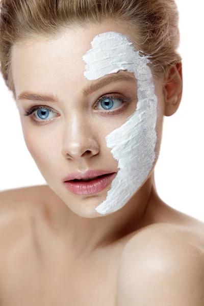 Skönhet ansikte. Vacker kvinna med vita masken på huden — Stockfoto