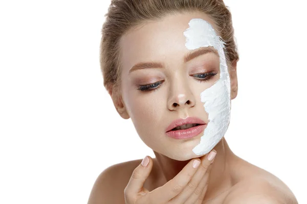 Soins de la peau. Jeune femme qui applique un masque blanc sur le visage. Produits cosmétiques — Photo
